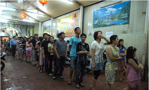 Chuyện phải xếp hàng cả giờ đồng hồ để mua được kem vào những lúc cao điểm là chuyện như cơm bữa với tất cả dân giàu nghèo trên đất Thủ đô. Thậm chí, trước kia, khi cửa hàng này chưa chú trọng nhiều đến công tác bảo vệ thì còn diễn ra cảnh chen lấn, lộn xộn hơn rất nhiều...