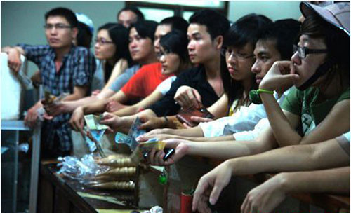 Phía bên ngoài, dù đã tăng cường thêm quầy bán nhưng cũng không thoát khỏi tình trạng quá tải. Mỗi lần mua kem, khách hàng phải chuẩn bị sẵn tiền lẻ thì mới được "ưu tiên" mua trước.