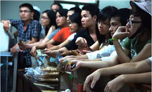 Phía bên ngoài, dù đã tăng cường thêm quầy bán nhưng cũng không thoát khỏi tình trạng quá tải. Mỗi lần mua kem, khách hàng phải chuẩn bị sẵn tiền lẻ thì mới được "ưu tiên" mua trước. Phía bên ngoài, dù đã tăng cường thêm quầy bán nhưng cũng không thoát khỏi tình trạng quá tải. Mỗi lần mua kem, khách hàng phải chuẩn bị sẵn tiền lẻ thì mới được "ưu tiên" mua trước.