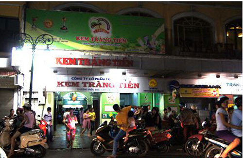 Kem Tràng Tiền luôn là một "điểm nóng" của người tiêu dùng Hà Nội, đặc biệt là giới trẻ. Nhìn chung, cửa hàng kem Tràng Tiền hầu như lúc nào cũng tấp nập khách, nhưng đặc biệt đông nhất vào mùa hè...