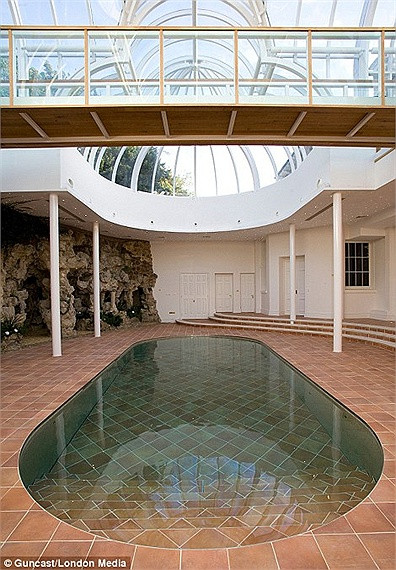 Với một thao tác cực kỳ đơn giản là nhấn nút, một phần nền nhà sẽ 'tụt' xuống và nước bắt đầu tràn ra - bể bơi xuất hiện chỉ 15 phút sau đó.