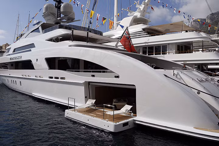 Chiếc du thuyền Galactica Star điển hình này còn được trang bị sân tắm nắng phía dưới, có thể gập, mở dễ dàng.