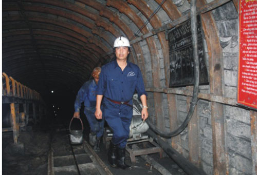 Ông Điền trong một lần xuống hầm lò. Ảnh: Vinamconim.