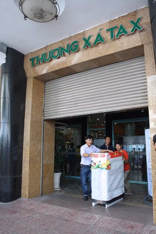 Tuy nhiên, ngay sau khi thương xá dừng hoạt động, các tiểu thương cuối cùng đã nhanh chóng di dời hàng hóa để trả lại mặt bằng cho thương xá.