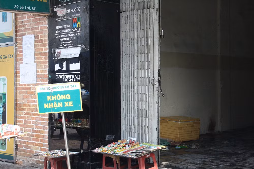 Bãi trông xe quen thuộc bắt đầu cắm biển không nhận trông xe.