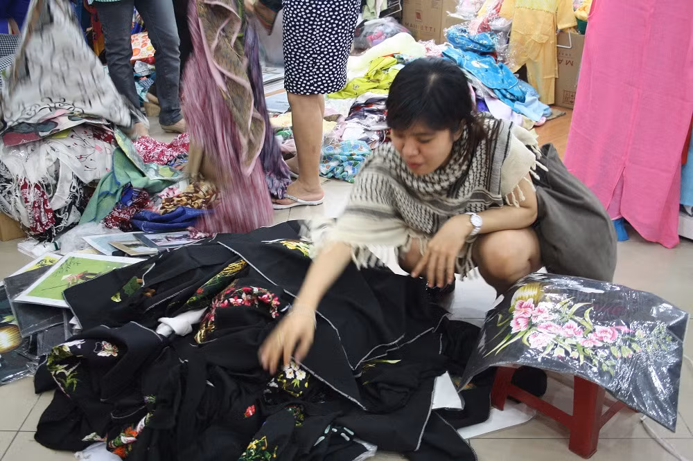 Trong cuối giờ trưa, đầu giờ chiều nay, nhiều khách hàng vẫn tấp nập đến thương xá để săn hàng khuyến mãi và chụp hình lưu niệm lần cuối.