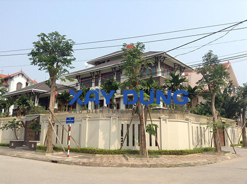 Với một kiến trúc khác lạ, kết hợp nhiều chất Á Đông khiến người quan sát luôn phải trầm trồ bởi thẩm mỹ khá tinh tế của chủ nhân dinh thự này. Nhiều người quen biết còn khẳng định, nội thất trong ngôi nhà mới thực sự “đáng đồng tiền, bát gạo” và thể hiện được tính cách của ông chủ Công ty CP Nhẫn nhiều uy lực tại Thái Nguyên.