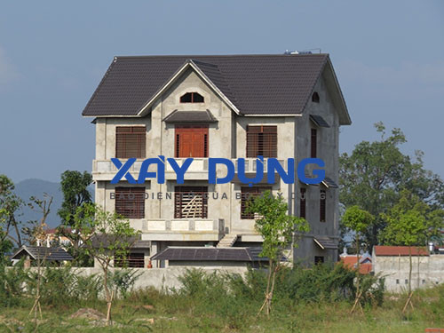 Tại Khu đô thị sinh thái Hồ Xương Rồng, có khu dinh thự của một đồng chí nguyên là cán bộ tỉnh Thái Nguyên cũng đã kịp xây thêm dinh thự này ngay trước khi về nghỉ hưu. Tuy vậy, theo đánh giá của nhiều người, tư dinh của vị nguyên cán bộ này không xứng đáng với chủ nhân chuyên ngành về góc độ thẩm mỹ kiến trúc.