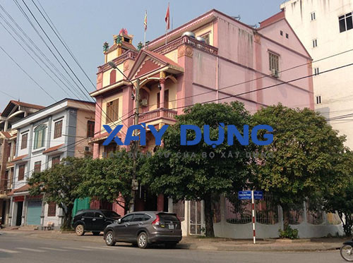 Làm trong lĩnh vực kinh doanh bất động sản, dinh thự của ông Vũ Đức Tư - Giám đốc Cty Xây dựng và San nền Thái Nguyên khá khiêm tốn về kiến trúc nhưng cũng không kém phần hoành tráng. Điều đáng nói, dinh thự đẹp giờ đây không còn là “độc quyền” của giới doanh nhân tại Thái Nguyên mà rất nhiều cán bộ công chức tỉnh Thái Nguyên đã có được.