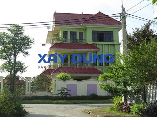 Dinh thự của doanh nhân Chu Phương Đông - Giám đốc Công ty CP Luyện kim đen Thái Nguyên- tuy nhỏ hơn về quy mô nhưng vẫn bộc lộ được sự sang trọng, thể hiện cá tính và sự giàu có của chủ nhân.