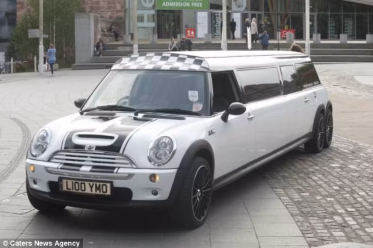 Mặc dù là chiếc xe có chiều dài lớn nhất thế giới, Mini Cooper vẫn đạt tốc độ hơn 160km/h. Ông Akram cũng cho biết "Nó là chiếc xe độc đáo nhất trên thế giới, chất lượng hàng đầu tại Anh. Không có chiếc xe nào có thể sánh bằng"..