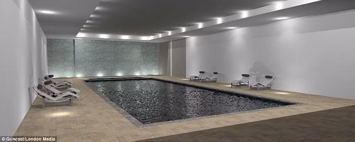 Hình ảnh trên máy tính cho thấy bể bơi sau khi đã được làm đầy nước. Lượng nước này sẽ luân chuyển thông qua hệ thống lọc trong lòng bể bơi - như bao bể bơi bình thường khác - khi mặt sàn khép lại.