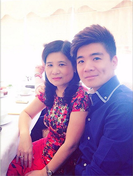 Những nét mềm mại trên gương mặt của chàng trai 25 tuổi được thừa hưởng từ mẹ.