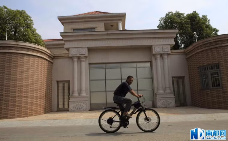 Thoạt nhìn, tòa biệt thự kín cổng cao tường của tham quan triệu đô giống như 1 viện bảo tàng tráng lệ.