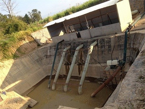 Điểm thuận lợi cho vùng trồng mía, cao su và dầu cọ dừa của bầu Đức tại Attapeu là khu vực này được bao quanh bởi 4 con sông lớn nhất của Lào. Cứ 500ha, bầu Đức lại cho xây một hồ điều hòa, cung cấp nước cho các vùng nguyên liệu. Ảnh: VTC News.