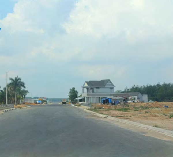 Cơ sở hạ tầng của dự án được đánh giá là thuận tiện và chất lượng, với đường nhựa 16m, 25m...