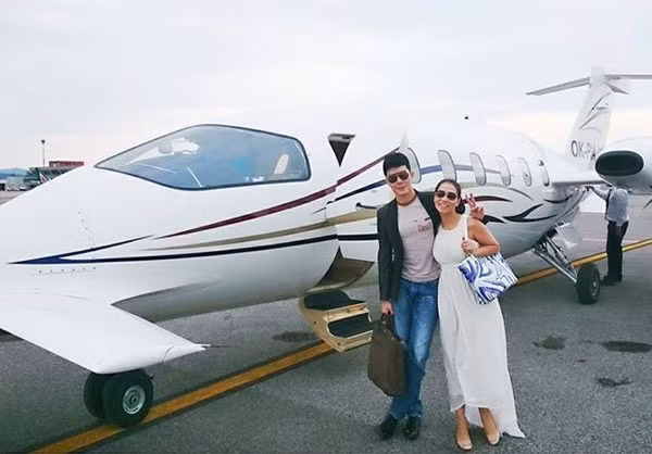 ...Và càng sốc hơn nữa khi những hình ảnh về chiếc siêu máy bay của riêng cô lại vừa bị "rò rỉ". Chiếc máy bay cá nhân này thuộc dòng Piaggio P.180 Avanti II có giá niêm yết trên các trang web hàng không lên đến gần 6 triệu USD (127 tỷ đồng). Tuy nhiên, theo một nguồn tin, chiếc máy bay của vợ chồng Thu Minh có giá tổng cộng lên đến 14 triệu USD (hơn 297 tỷ đồng) nếu tính cả thuế và các thiết kế nội thất được đặt hàng riêng theo sở thích chủ nhân.