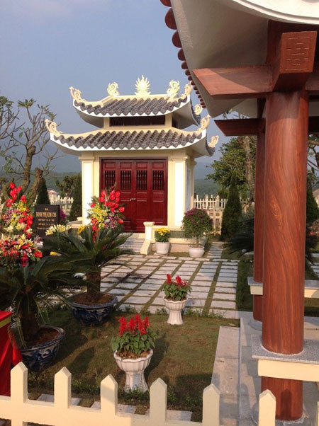 Tương xứng với giá trị của ngôi mộ, chủ nhân của cũng bỏ ra không ít tiền để chăm sóc, trang trí.