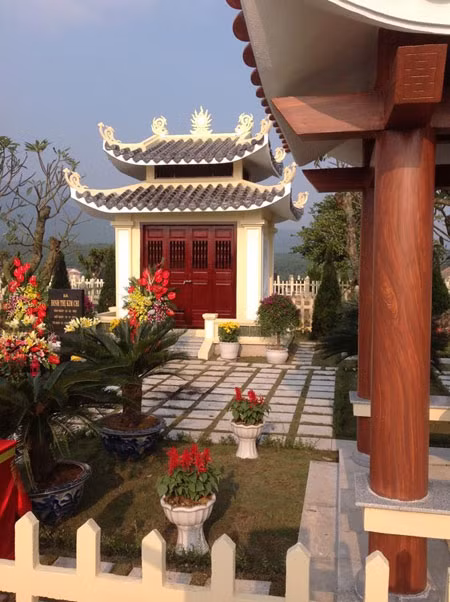 Tương xứng với giá trị của ngôi mộ, chủ nhân của cũng bỏ ra không ít tiền để chăm sóc, trang trí.