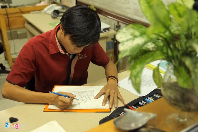 Trước đó, các nghệ nhân có kinh nghiệm của công ty ngọc trai Hoàng Gia đã phác thảo hình ảnh chiếc vương miện cơ bản bằng giấy và bút chì.