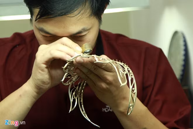 Với mong muốn đem đến một tác phẩm nghệ thuật hoàn mỹ nên trong giai đoạn thành hình của vương miện, nghệ nhân phải dùng đến kính phóng đại soi và chế tác từng chi tiết nhỏ mà mắt thường khó có thể thấy được.