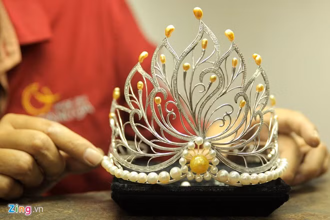 Chiếc vương miện trị giá 2,5 tỷ đồng được một công ty chuyên chế tác trang sức ngọc trai tại quận 7, TP HCM thực hiện. Ý tưởng của BTC đặt hàng giao cho các nghệ nhân đó là phải kết hợp tinh tế giữa hai hình tượng văn hoá tiêu biểu của Việt Nam là trống đồng và hoa sen qua đó tôn vinh nét đẹp người con gái.