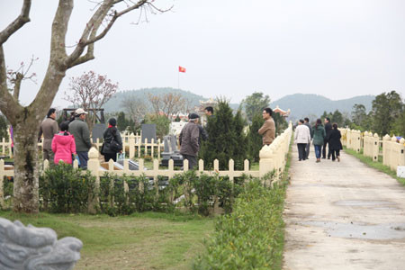 Luôn tấp nập người đến thăm quan.