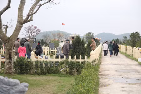 Luôn tấp nập người đến thăm quan.