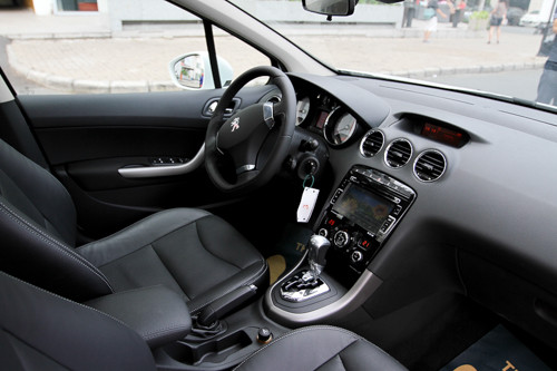 Khach hang “soc” voi gia cua Peugeot tai Viet Nam-Hinh-2