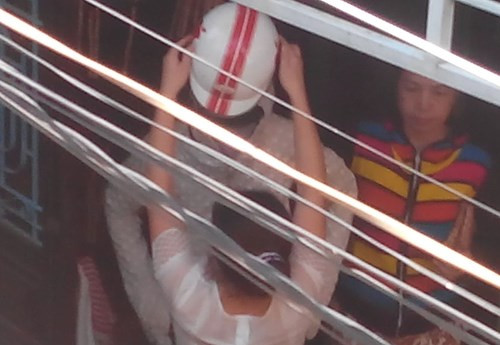 Đối tượng đầu thú và được cải trang đưa ra khỏi hiện trường bằng 1 chiếc xe máy.