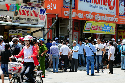 Người dân theo dõi sự việc cách hiện trường 200m.