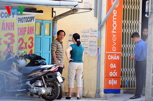 Thượng tá Đặng Ngọc Sơn trưởng CA Tp Huế đang bàn bạc với người thân của đối tượng bắt cóc.