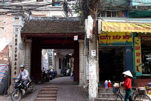 Nức tiếng với nghề làm giấy dó, ngôi làng nghề cổ xưa bên hồ Tây đã đi vào thơ ca “Mịt mù khói tỏa ngàn sương/Nhịp chày Yên Thái, mặt gương Tây Hồ” này vẫn giữ được cổng làng theo lối kiến trúc cổ.