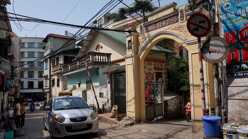 Nằm ở khu trung tâm Thủ đô, sát với các khu đô thị hiện đại quanh Hồ Tây, lối vào làng Yên Phụ vẫn bình dị với chiếc cổng làng xưa.