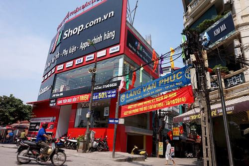 Nằm trên địa bàn quận Ba Đình, đầu ngõ 290, phố Kim Mã vẫn sừng sững tên làng Vạn Phúc cổ trên chiếc cổng đơn giản không còn giữ được lối kiến trúc cổng làng cổ Bắc bộ.