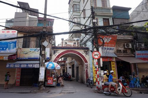 Phường Tương Mai hiện vẫn giữ được chiếc cổng của làng Tương Mai cổ nằm trên phố Trương Định.