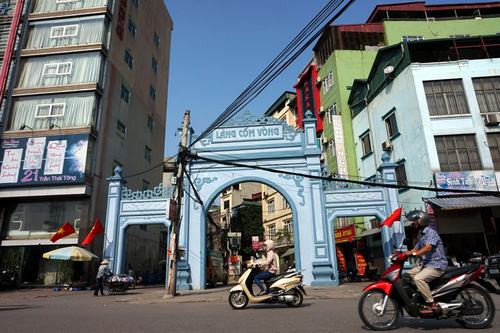 Chiếc cổng tam quan bề thế mới được tôn tạo là dấu ấn dễ thấy về một làng nghề nức tiếng với đặc sản cốm làng Vòng. Nay làng Vòng thuộc phường Dịch Vọng Hậu (Cầu Giấy – Hà Nội).