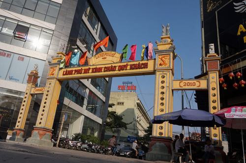 Nay thuộc phường Mỹ Đình, quận Nam Từ Liêm nhưng trên chiếc cổng dẫn vào khu dân cư trên đường Lê Đức Thọ vẫn được đắp tên làng cũ.