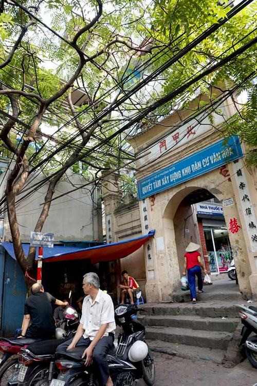 Cổng dẫn vào ngõ 378 phố Thụy Khuê xưa là cổng làng Hồ Khẩu. Phố Thụy Khuê cũng là con phố còn giữ được nhiều cổng làng theo lối kiến trúc cổ nhất đất Thủ đô.