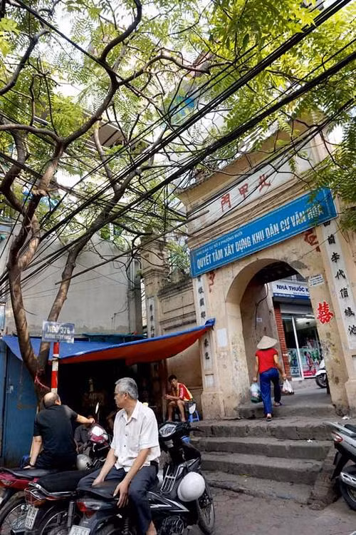 Cổng dẫn vào ngõ 378 phố Thụy Khuê xưa là cổng làng Hồ Khẩu. Phố Thụy Khuê cũng là con phố còn giữ được nhiều cổng làng theo lối kiến trúc cổ nhất đất Thủ đô.