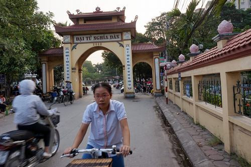 Cổng hậu nhìn ra đường vành đai 3 được nối với cổng tiền bằng con đường chính của làng Đại Từ xưa.