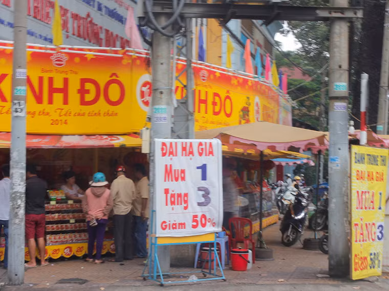Một cửa hàng bánh trung thu Đồng Khánh trên đường Nguyễn Tri Phương, (Q.5) đã đại hạ giá đến mức mua 1 tặng 3.