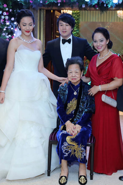 Trương Huệ Vân sinh ra trong dòng tộc có truyền thống bốn đời làm kinh doanh ở Sài Gòn. Bố cô là người Hoa. Mẹ cô là nữ doanh nhân Trương Mỹ Lan, Chủ tịch Hội đồng thành viên Công ty TNHH Vạn Thịnh Phát. Tập đoàn Vạn Thịnh Phát được mẹ cô thành lập từ năm 1992, chuyên kinh doanh bất động sản, lớn nhất và cũng kín tiếng nhất Việt Nam. Từ lâu vốn điều lệ của công ty lên đến hơn 12.800 tỷ VND (khoảng 700 triệu USD).