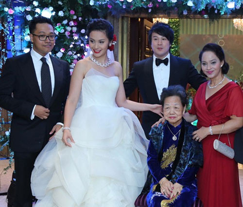 Kiều nữ tuổi rồng, sinh năm 1988, từng tốt nghiệp Đại học RMIT. Bố gốc Hoa nhưng Huệ Vân lại có nét mặt lai Tây nên trông xinh xắn, hiện đại như một girl.