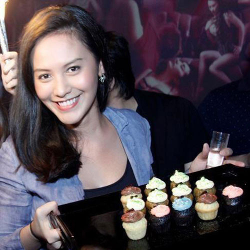 Gia đình Trương Huệ Vân sở hữu nhiều nhà hàng, khách sạn, cao ốc văn phòng, căn hộ như khách sạn thương mại An Đông, cao ốc căn hộ cao cấp Sherwood Residence. Đám cưới của Vân Trương và Thanh Bùi diễn ra chính tại cao ốc 40 tầng Times Square ở trung tâm Sài Gòn.