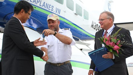 Đại diện nhà sản xuất trao chìa khoá cho Tổng giám đốc Hải Âu, Lương Hoài Nam.