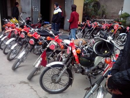 Cuối tháng 12 vừa qua, một đám cưới ở Hà Nội đã dành được sự quan tâm của không ít người khi tổ chức đón dâu bằng dàn xe cổ Honda 67 hùng hậu 40 chiếc xe.