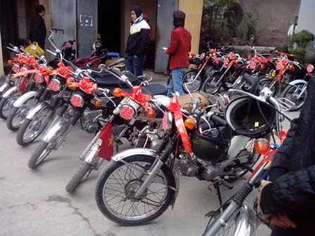 Cuối tháng 12 vừa qua, một đám cưới ở Hà Nội đã dành được sự quan tâm của không ít người khi tổ chức đón dâu bằng dàn xe cổ Honda 67 hùng hậu 40 chiếc xe.