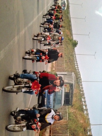 Nhiều đám cưới của các thành viên trong các hội xe cũng trở nên độc đáo hơn khi rước dâu bằng dàn xe cổ.