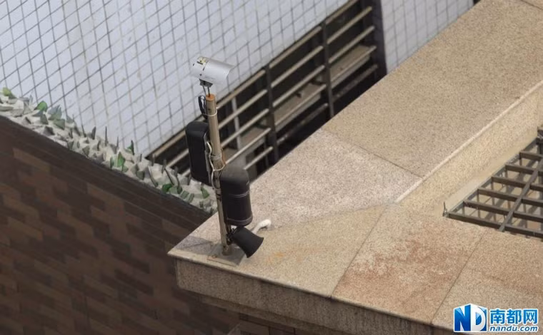 Hệ thống camera theo dõi được trang bị khắp mọi nơi trên các bức tường cao 5 mét đảm bảo tính an toàn tuyệt đối cho căn nhà.